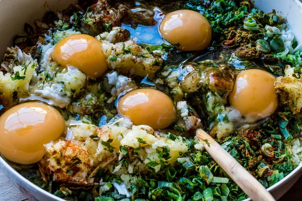 Сырые ингредиенты яйца смешаны с луком, луком, гостиная и перец для Турецкая еда Слизь Рецепт . — стоковое фото