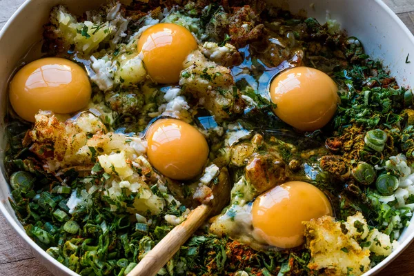 Rohe Zutaten Eier gemischt mit Schnittlauch, Zwiebeln, Salat und Pfeffer für türkisches Essen Schleimrezept. — Stockfoto