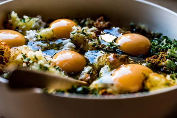 Rohe Zutaten Eier gemischt mit Schnittlauch, Zwiebeln, Salat und Pfeffer für türkisches Essen Schleimrezept. — Stockfoto