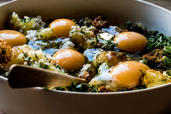 Alapanyagokat tojást kevert snidling, hagyma, parlsey, bors török élelmiszer Mucver recept. — Stock Fotó