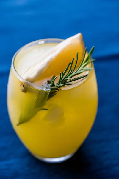 Meyer limonade met rozemarijn en wodka — Stockfoto