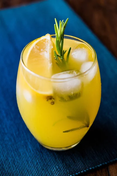 Meyer limonade met rozemarijn en wodka — Stockfoto