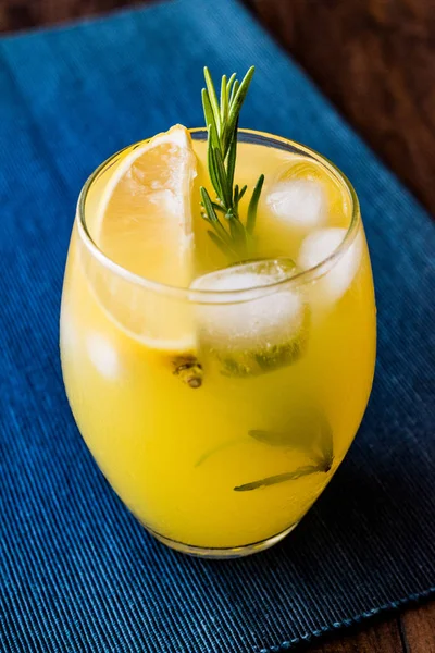 Meyer limonade met rozemarijn en wodka — Stockfoto