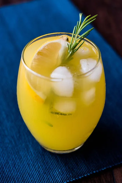 Meyer lemonad med rosmarin och Vodka — Stockfoto