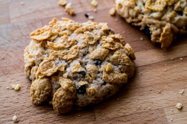 Ahşap yüzey Cornflake çerezleri.