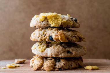 Ahşap yüzeyde Cornflake çerezlerin yığını.