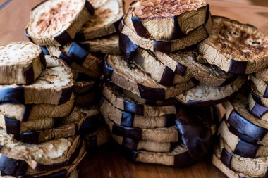 Kızarmış patlıcan yığında ahşap yüzey.