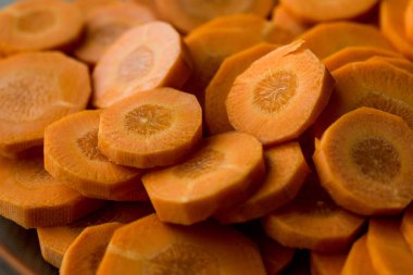 Kızarmış patlıcan yığında ahşap yüzey.