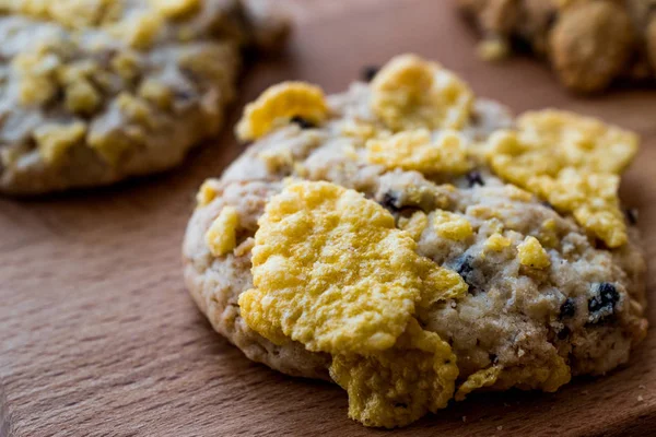 Pliki cookie Cornflake na powierzchni drewnianych. — Zdjęcie stockowe