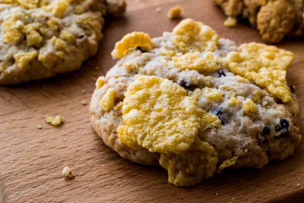 Cornflake Cookies op houten oppervlak. — Stockfoto