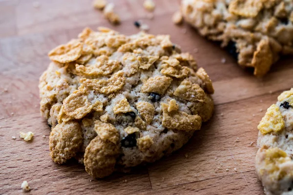 Cornflake Cookies op houten oppervlak. — Stockfoto
