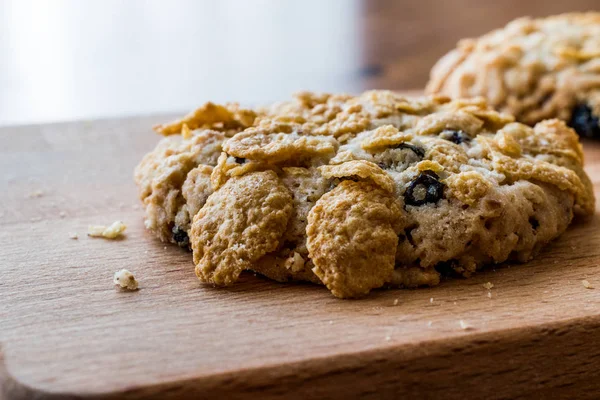 Pliki cookie Cornflake na powierzchni drewnianych. — Zdjęcie stockowe