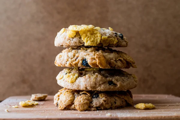 Pila di fiocchi di mais Biscotti su superficie di legno . — Foto Stock