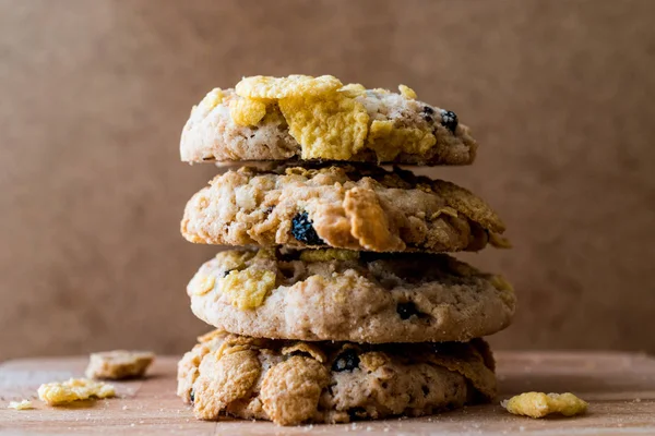 Pilha de biscoitos Cornflake na superfície de madeira . — Fotografia de Stock