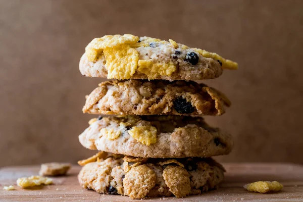 Ahşap yüzeyde Cornflake çerezlerin yığını.