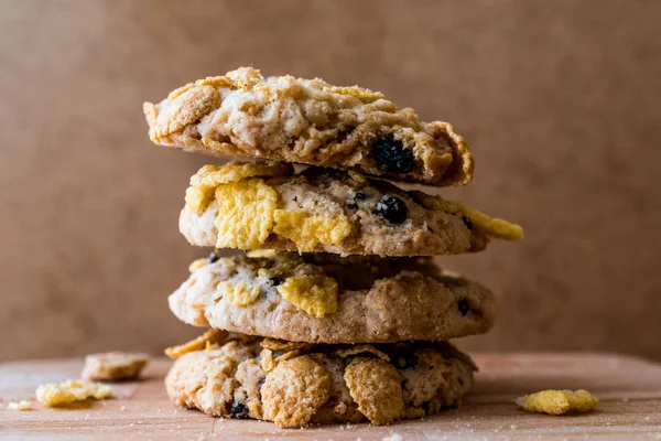 Stapel Cornflake Cookies op houten oppervlak. — Stockfoto