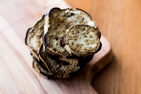 Gebakken aubergine stapel op houten oppervlak. — Stockfoto