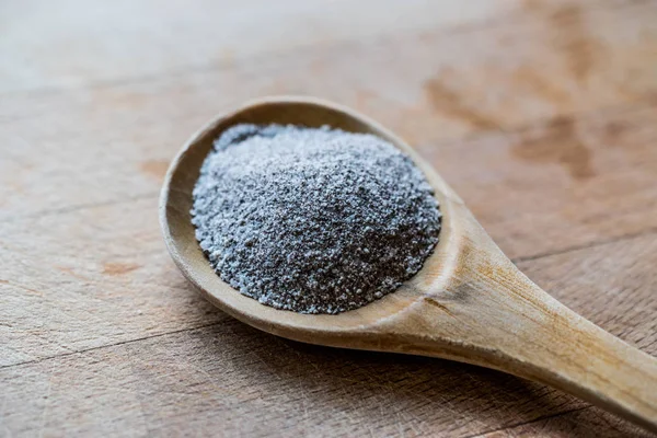 Στιγμιαίος καφές σε σκόνη 3 σε 1? αναμιγνύεται με γάλα σε σκόνη και τη ζάχαρη σε ένα κουτάλι. — Φωτογραφία Αρχείου