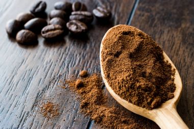 tahta kaşık anında espresso tozu.