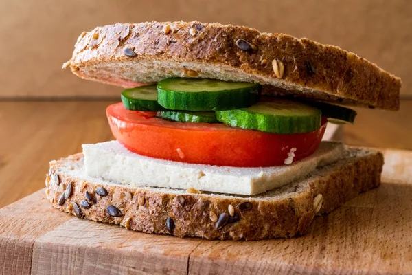 Vegansmørbrød med Tofu, tomater og agurk . – stockfoto