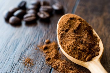 tahta kaşık anında espresso tozu.