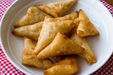 Türk börek peynirli / Sucuklu Muska tarifi