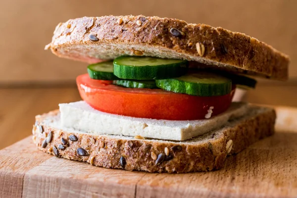 Vegansmørbrød med Tofu, tomater og agurk . – stockfoto