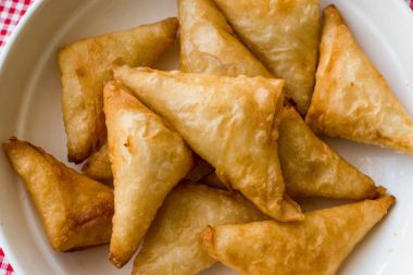 Türk börek peynirli / Sucuklu Muska tarifi