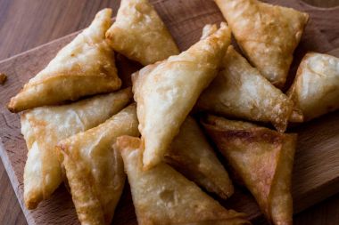 Türk börek peynirli / Sucuklu Muska tarifi