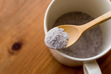 hazır kahve tozu 3 in 1; süt tozu ve şeker bir fincan karışık