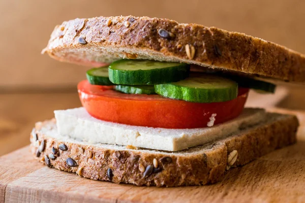 Veganská sendvič s Tofu, rajčaty a okurkou. — Stock fotografie