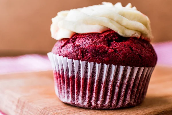 Red Velvet Cupcake met crème op houten oppervlak. — Stockfoto