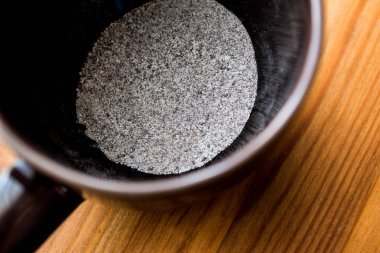 hazır kahve tozu 3 in 1; süt tozu ve şeker bir fincan karışık