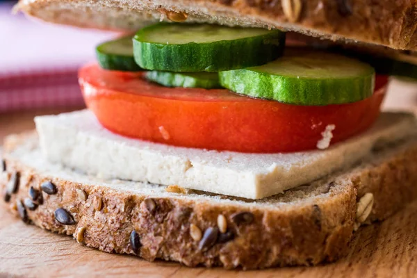 Веганский сэндвич с тофу, помидорами и огурцом . — стоковое фото