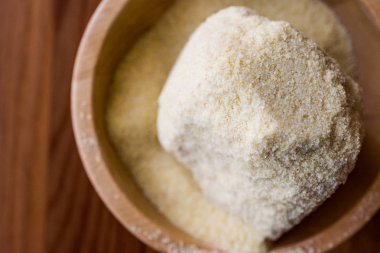 Ahşap kase çiğ hazırlıksız irmik.