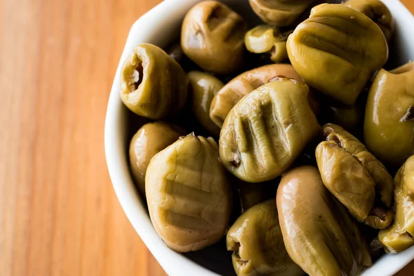 Olive verdi alla griglia in una ciotola . — Foto Stock