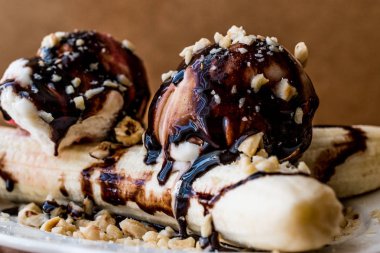 Muzlu dondurma çikolatalı sos ve fındık ile.
