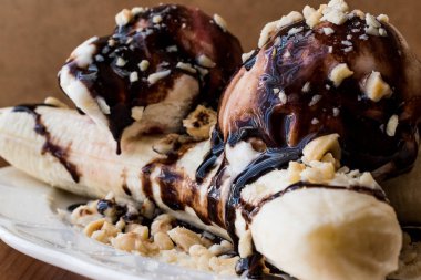 Muzlu dondurma çikolatalı sos ve fındık ile.