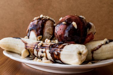 Muzlu dondurma çikolatalı sos ve fındık ile.