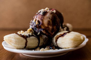 Muzlu dondurma çikolatalı sos ve fındık ile.