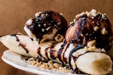 Muzlu dondurma çikolatalı sos ve fındık ile.