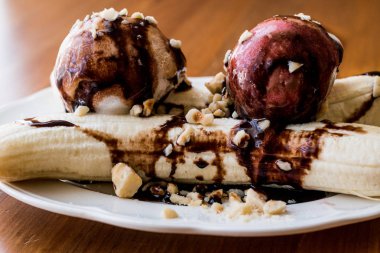 Muzlu dondurma çikolatalı sos ve fındık ile.