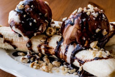 Muzlu dondurma çikolatalı sos ve fındık ile.