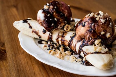 Muzlu dondurma çikolatalı sos ve fındık ile.