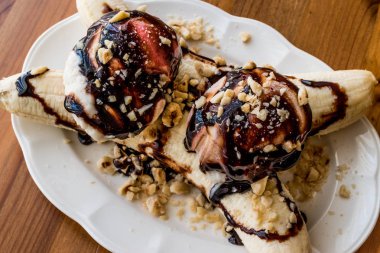 Muzlu dondurma çikolatalı sos ve fındık ile.