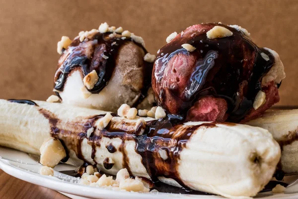 Muzlu dondurma çikolatalı sos ve fındık ile.