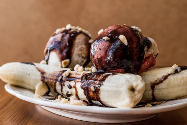 Muzlu dondurma çikolatalı sos ve fındık ile.