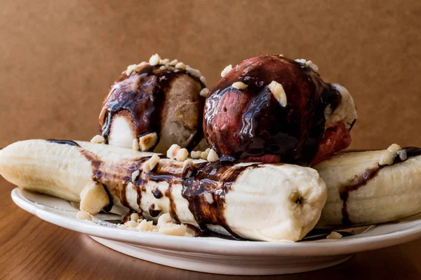 Muzlu dondurma çikolatalı sos ve fındık ile.