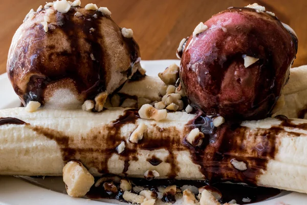 Muzlu dondurma çikolatalı sos ve fındık ile.