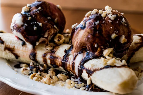 Muzlu dondurma çikolatalı sos ve fındık ile.